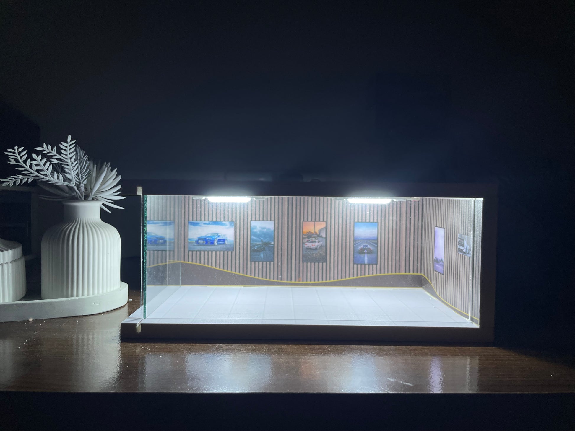 Brown showroom diorama (white)
