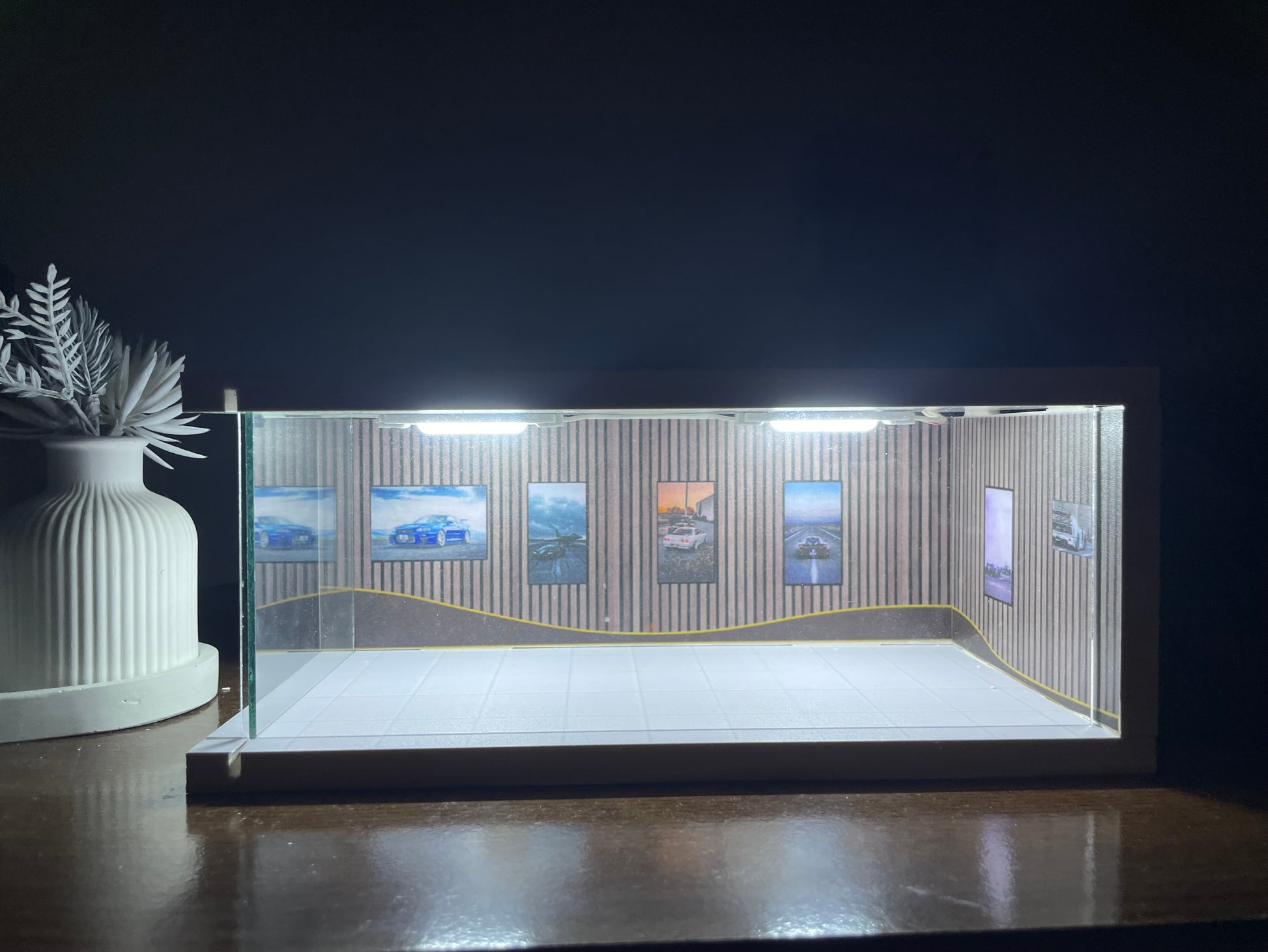 Brown showroom diorama (white)