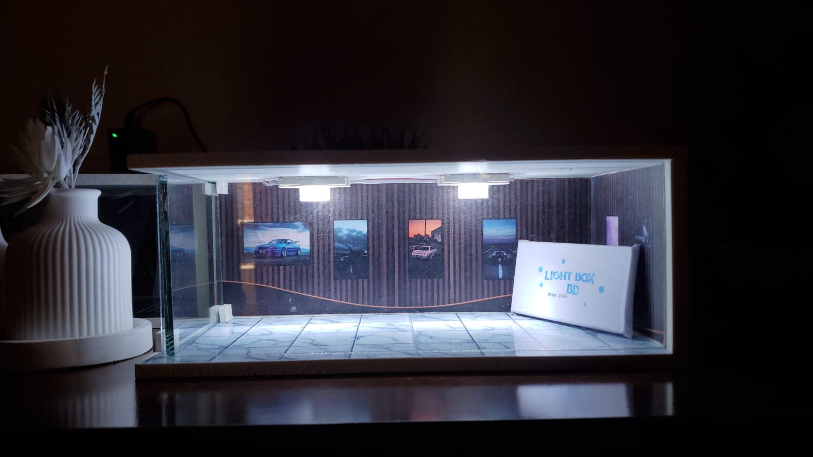 Brown showroom diorama (white)