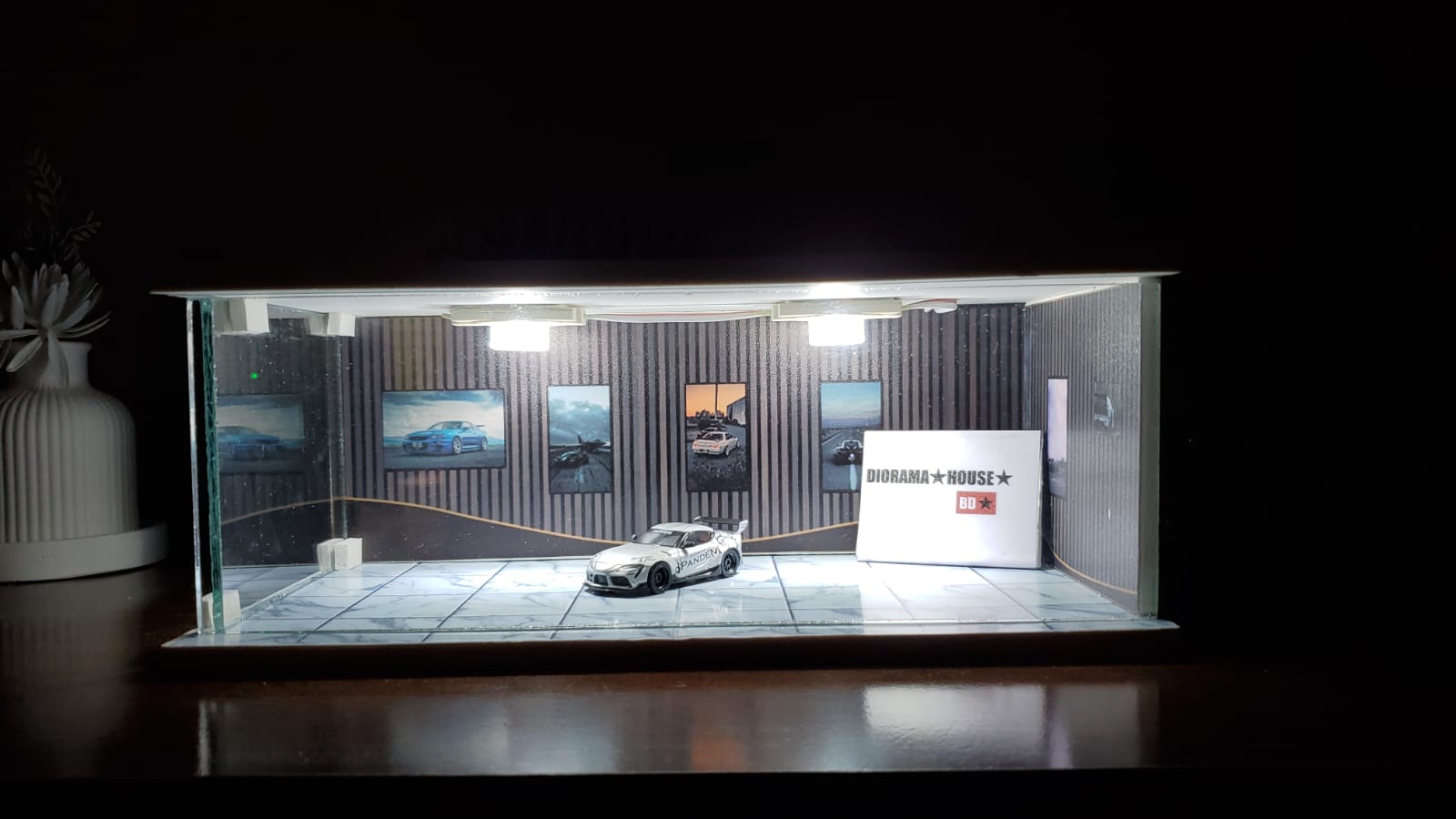 Brown showroom diorama (white)